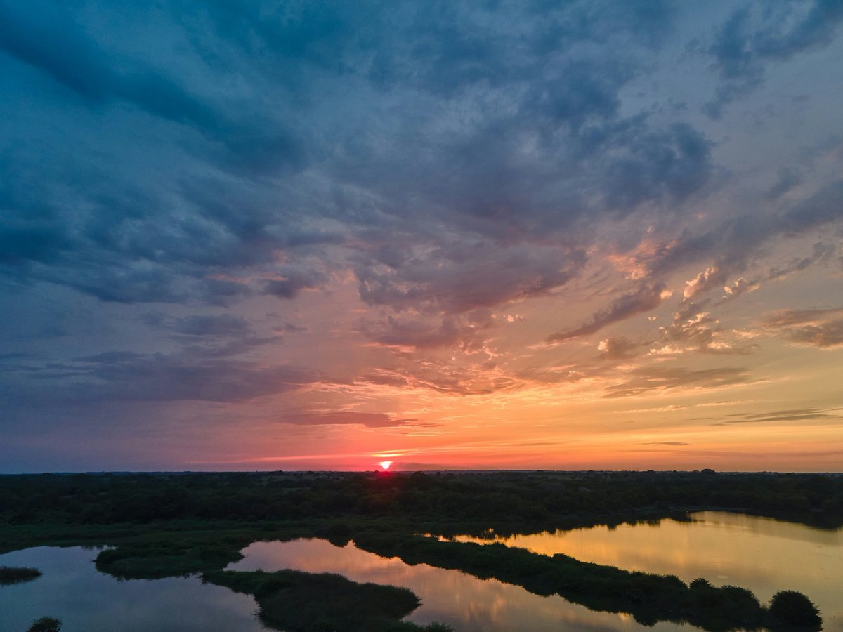 jmadmart's tweet image. distances
growing shorter 

a glimmer
of familiarity 

we find ourselves 
having been here before 

and yet 
something 
is different 

#GoodMorning #GoodMorningX #sunrise #sunset #poetry #art #beauty #photography #poems 
📸jose ortega casrto