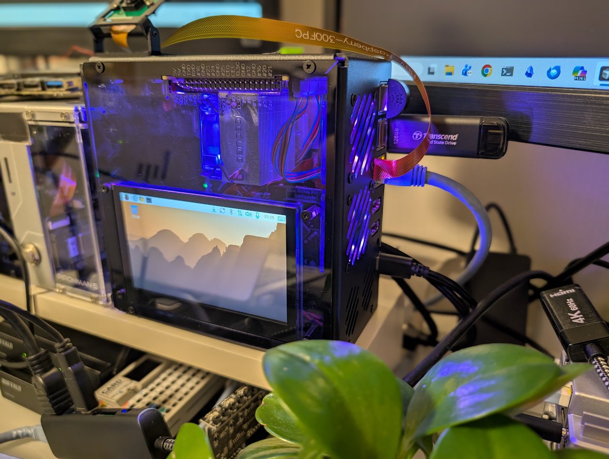 murasametech's tweet image. これはなにに見えますか？
コンピューターではなくエビ🦞を飼っている水槽です。🌊
#RaspberryPi #OpenClaw #sunfounder