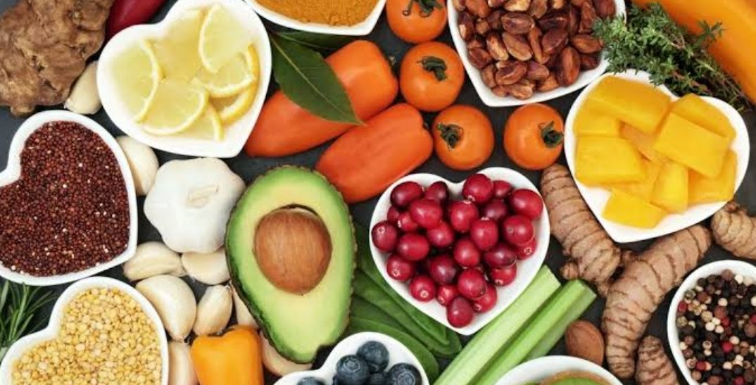 saudeedietatop's tweet image. Alcuni motivi per i quali l'alimentazione ricca in vegetali aiuta a prevenire attacchi cardiaci e ictus: non ha colesterolo, è ricca in potassio e povera in sodio (aiutando la pressione arteriosa), è ricca in antiossidanti che proteggono i vasi sanguigni. #salute #dieta #cucina