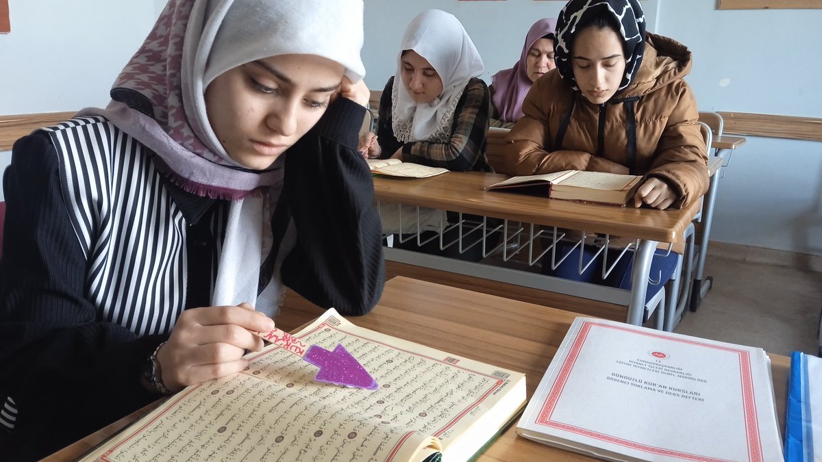 Ipekyol_GM's tweet photo. Gençlik merkezimizde Kur’an-ı Kerim eğitimi alan anneler ve kızları için çok özel bir gün yaşadık. 🌸
Azimle ve sabırla öğrenen gençlerimiz ve anneleri için Kur’an-ı Kerim’e geçme töreni gerçekleştirdik. Birlikte öğrenmenin ve bu güzel anı paylaşmanın mutluluğunu yaşadık. 📖✨ https://t.co/DXc1cFslwv
