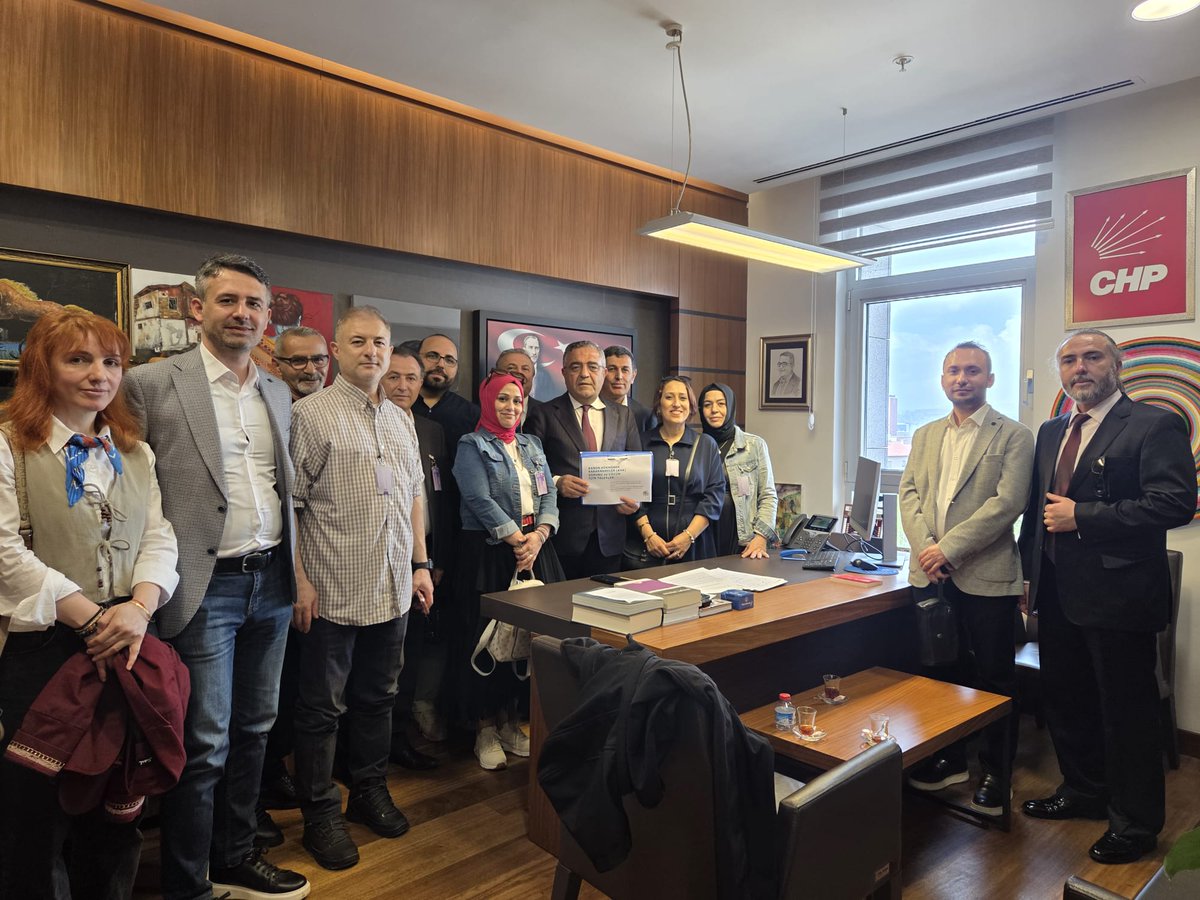 KHK Platformları Birliği temsilcileri ile Meclis'te bir araya geldik. Nazik ziyaretleri ve adalet, hukuk mücadelesine dair değerli paylaşımları için kendilerine teşekkür ediyorum.