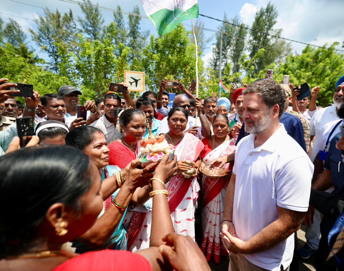 DrVijaiShanker2's tweet image. LoP Hon'ble Shri @RahulGandhi Ji received a warm and enthusiastic reception at INS Baaz Gate in Campbell Bay.
Jan Nayak Shri #RahulGandhi Ji spent meaningful time with tribal families and community leaders at the Community Hall.
#ProudOfYou 
#MyLeaderRahulGandhi 
📍 Rajiv Nagar,