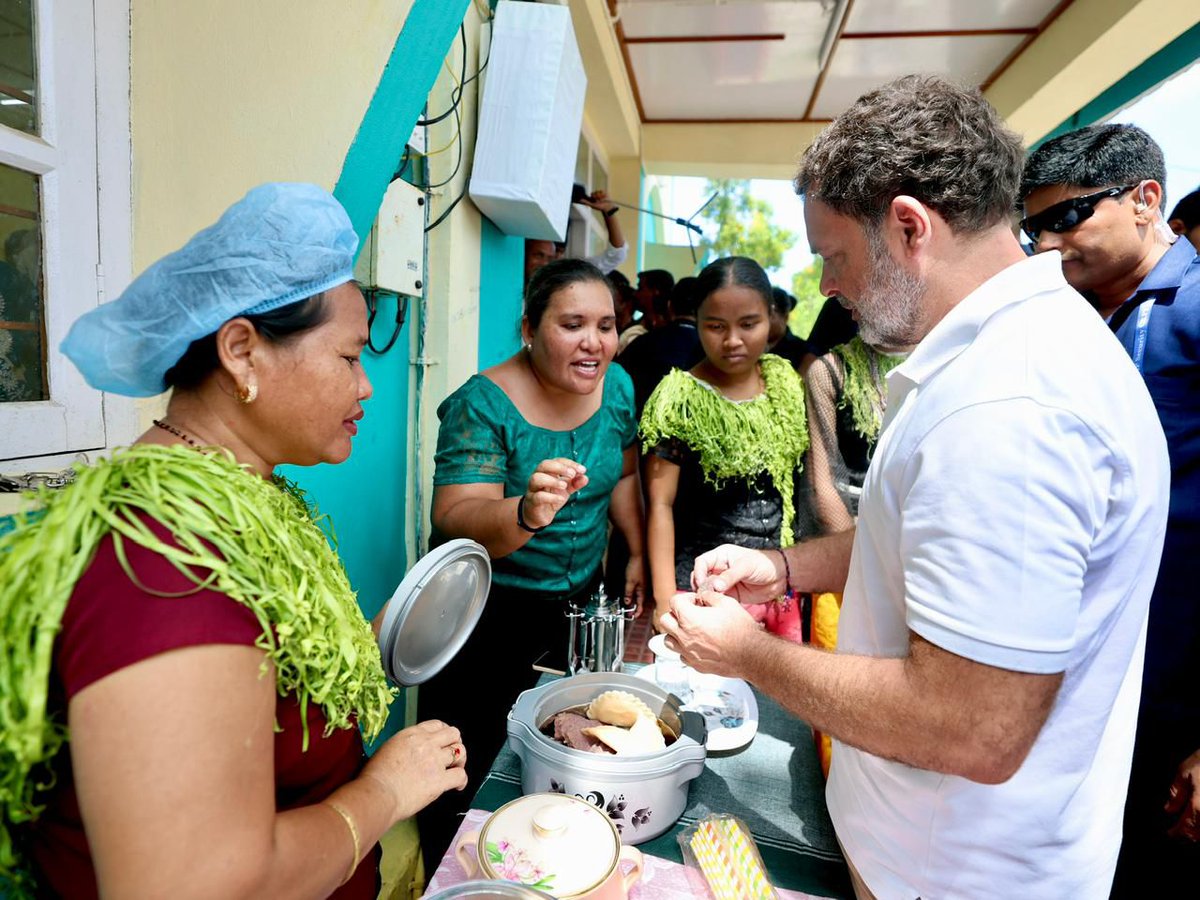 DrVijaiShanker2's tweet image. LoP Hon'ble Shri @RahulGandhi Ji received a warm and enthusiastic reception at INS Baaz Gate in Campbell Bay.
Jan Nayak Shri #RahulGandhi Ji spent meaningful time with tribal families and community leaders at the Community Hall.
#ProudOfYou 
#MyLeaderRahulGandhi 
📍 Rajiv Nagar,
