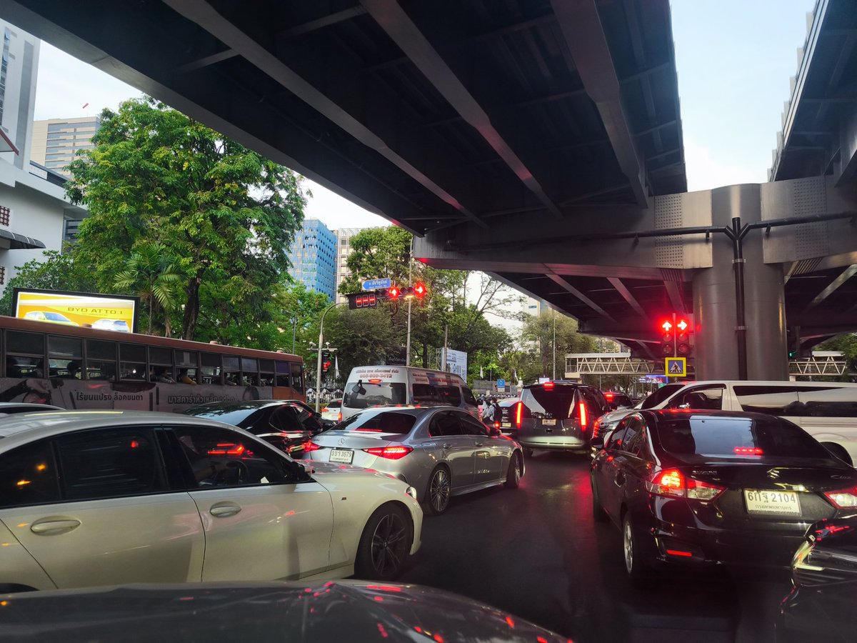 BushidoFire's tweet photo. ถนน อังรีดูนังต์  4 แยก มุ่งหน้าไปสี่แยกสีลม  cc.@fm91trafficpro @js100radio https://t.co/sihuC92Eu3