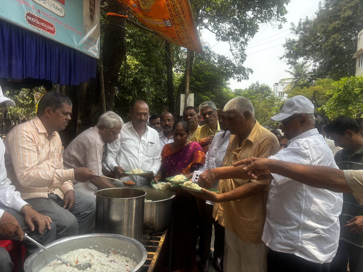 TDP_Sanathnagar's tweet photo. అఖిల భారత NTR అభిమాన సంఘం వ్యవస్థాపక అధ్యక్షులు,మాజీ మంత్రి కీ.శే. శ్రీపతి రాజేశ్వర్ గారి వర్ధంతి సందర్భంగా సనత్ నగర్ నియోజకవర్గం లో ఏర్పాటు చేసిన సేవా కార్యక్రమాల్లో కార్యక్రమాల్లో పాల్గొన్న పార్టీ BCవిభాగం తెలంగాణ రాష్ట్ర అధ్యక్షులు,కాణిపాకం దేవస్థానం సభ్యులు శ్రీపతి సతీష్ గారు https://t.co/yDEiR7MmZF