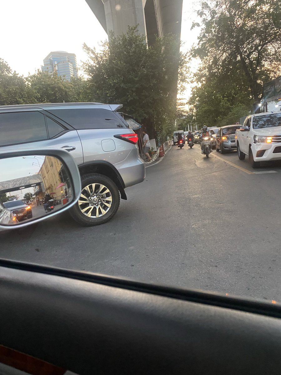 Reuhl26's tweet photo. แยก rca local road ช่วง6โมงเย็น ขอตำรวจหน่อยเถอะครับ   มั่วมากครับ เบื่อครับ @js100radio @fm91trafficpro https://t.co/gIWZJd3j0z
