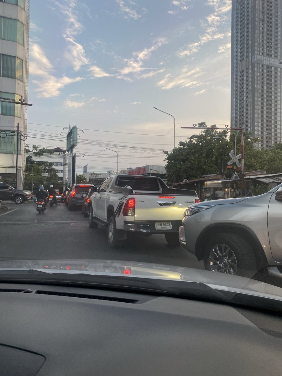 Reuhl26's tweet photo. แยก rca local road ช่วง6โมงเย็น ขอตำรวจหน่อยเถอะครับ   มั่วมากครับ เบื่อครับ @js100radio @fm91trafficpro https://t.co/gIWZJd3j0z