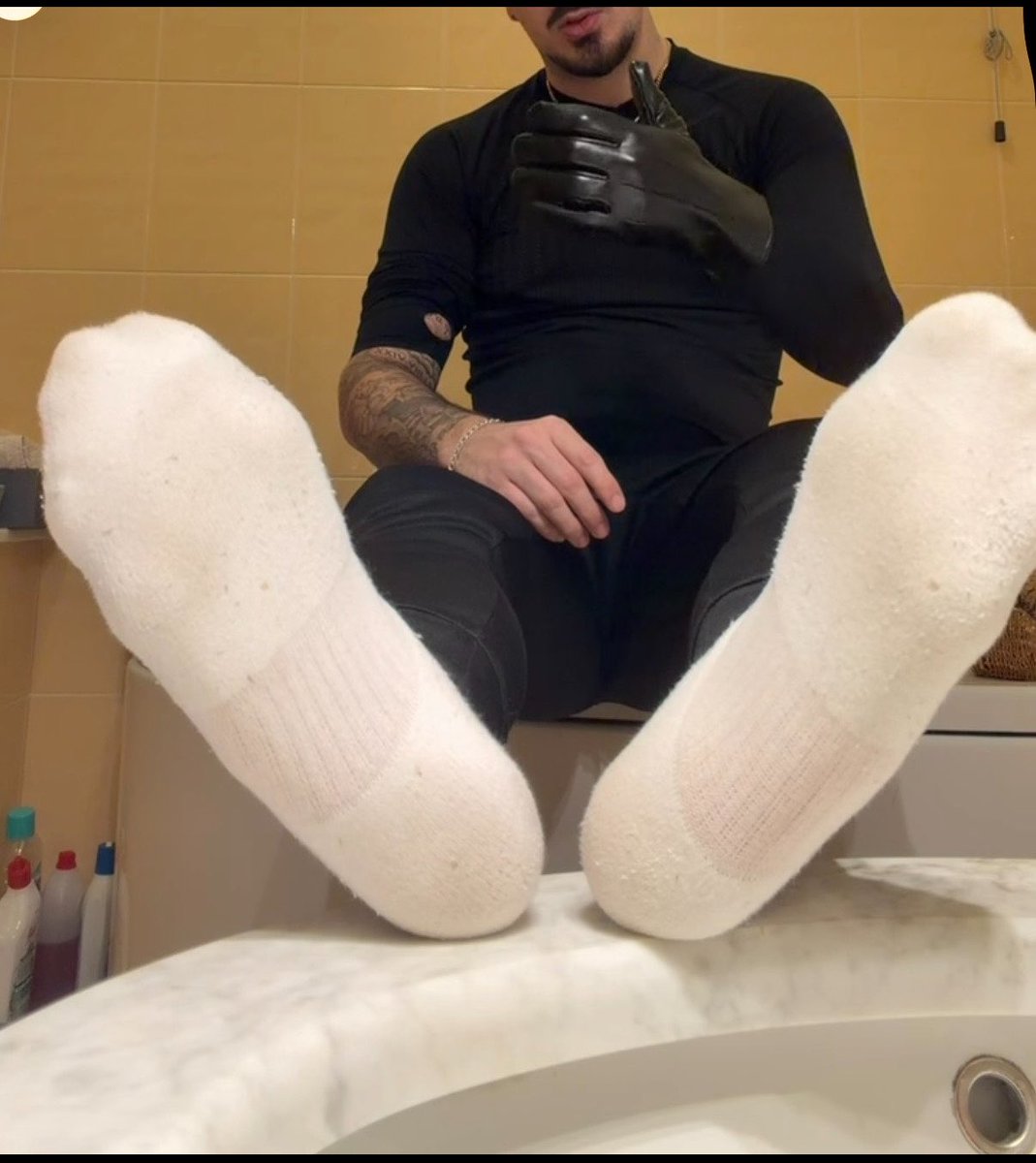 MasterMirk28693's tweet photo. Non sai dove guardare eh? 
Sniffa lo schermo e immagina quella mano guantata controllarti 🙈😵‍💫

#cashmaster #findom https://t.co/E9717oX2u5