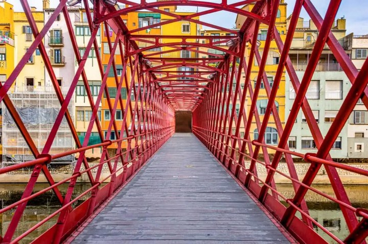 Friends, yesterday you saw me crushing pull-ups on that epic bridge in Girona! 💪 Today, I’m sharing the photos and the incredible story behind this spot. ✨

Did you know this masterpiece was designed by the company of the legendary French engineer, Gustave Eiffel? 🤯 What’s