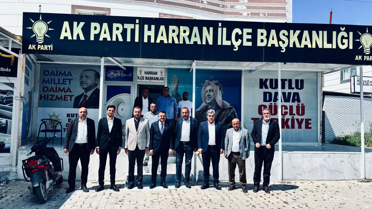 HikmetBasak_63's tweet photo. 📍 Harran İlçe Başkanlığı

Harran İlçe Başkanlığımızı ziyaret ederek kıymetli teşkilat mensuplarımızla bir araya geldik.

Birlik ve beraberlik içerisinde, Harran ve Şanlıurfamız için yürüttüğümüz çalışmalar üzerine istişarelerde bulunduk.

Misafirperverlikleri ve samimi ev sahiplikleri için  İlçe Başkanımız Mahmut Güneş ve tüm teşkilatımıza teşekkür ediyorum.

Durmak yok, hizmete devam.

@mahmutgunes_63