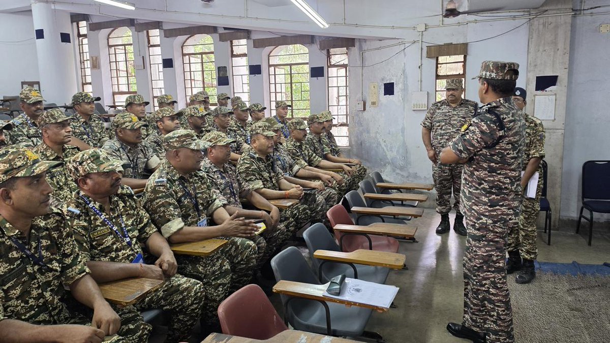 crpfindia's tweet image. Operational Readiness Check.

​Ahead of Phase 2 polling in West Bengal, DG @crpfindia Shri G. P. Singh, IPS, visited F/66 &amp;amp; B/167 of Adhoc 301 at University of Calcutta, Alipur. 

​He inspected facilities and briefed troops to ensure @ECISVEEP guidelines are followed in letter &amp;amp;