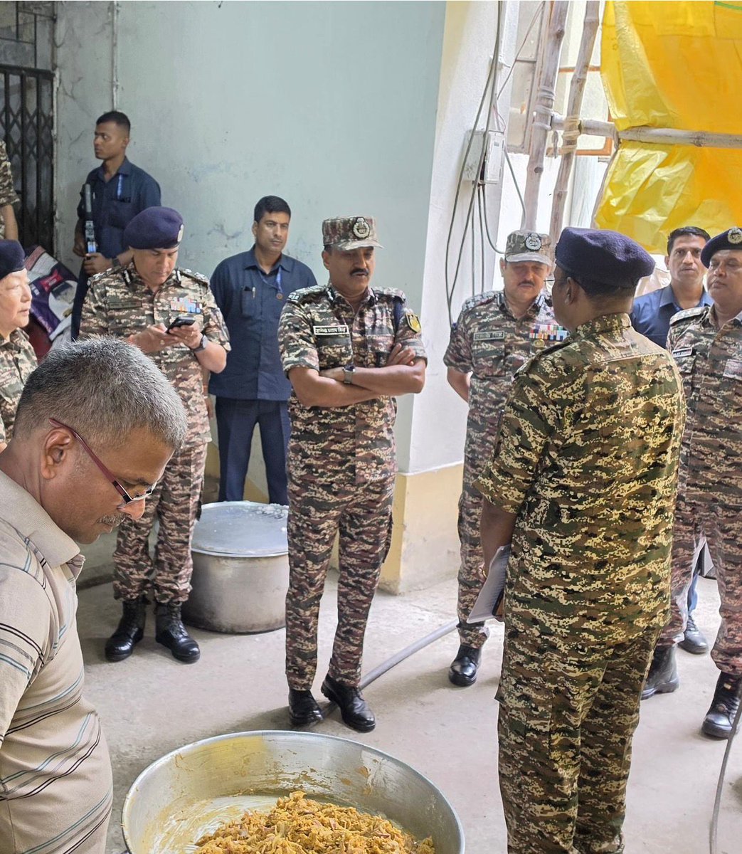 crpfindia's tweet image. Operational Readiness Check.

​Ahead of Phase 2 polling in West Bengal, DG @crpfindia Shri G. P. Singh, IPS, visited F/66 &amp;amp; B/167 of Adhoc 301 at University of Calcutta, Alipur. 

​He inspected facilities and briefed troops to ensure @ECISVEEP guidelines are followed in letter &amp;amp;