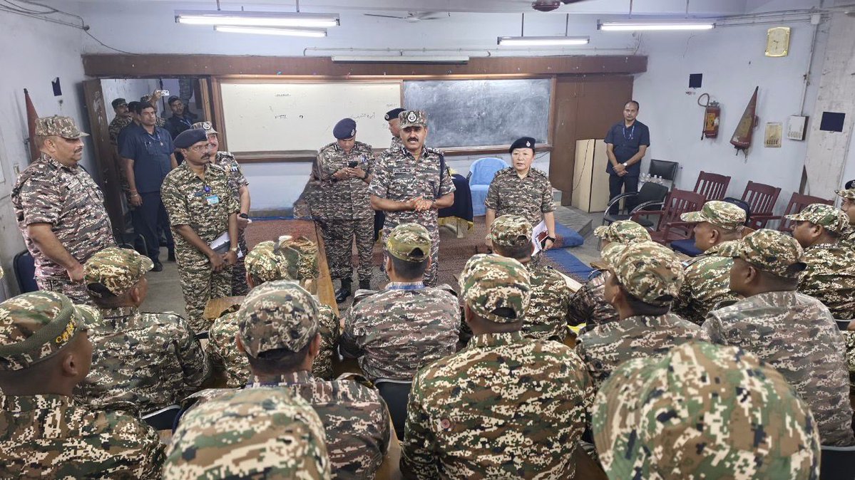 Operational Readiness Check.

​Ahead of Phase 2 polling in West Bengal, DG <a href="/crpfindia/">🇮🇳CRPF🇮🇳</a> Shri G. P. Singh, IPS, visited F/66 &amp; B/167 of Adhoc 301 at University of Calcutta, Alipur. 

​He inspected facilities and briefed troops to ensure <a href="/ECISVEEP/">Election Commission of India</a> guidelines are followed in letter &amp;