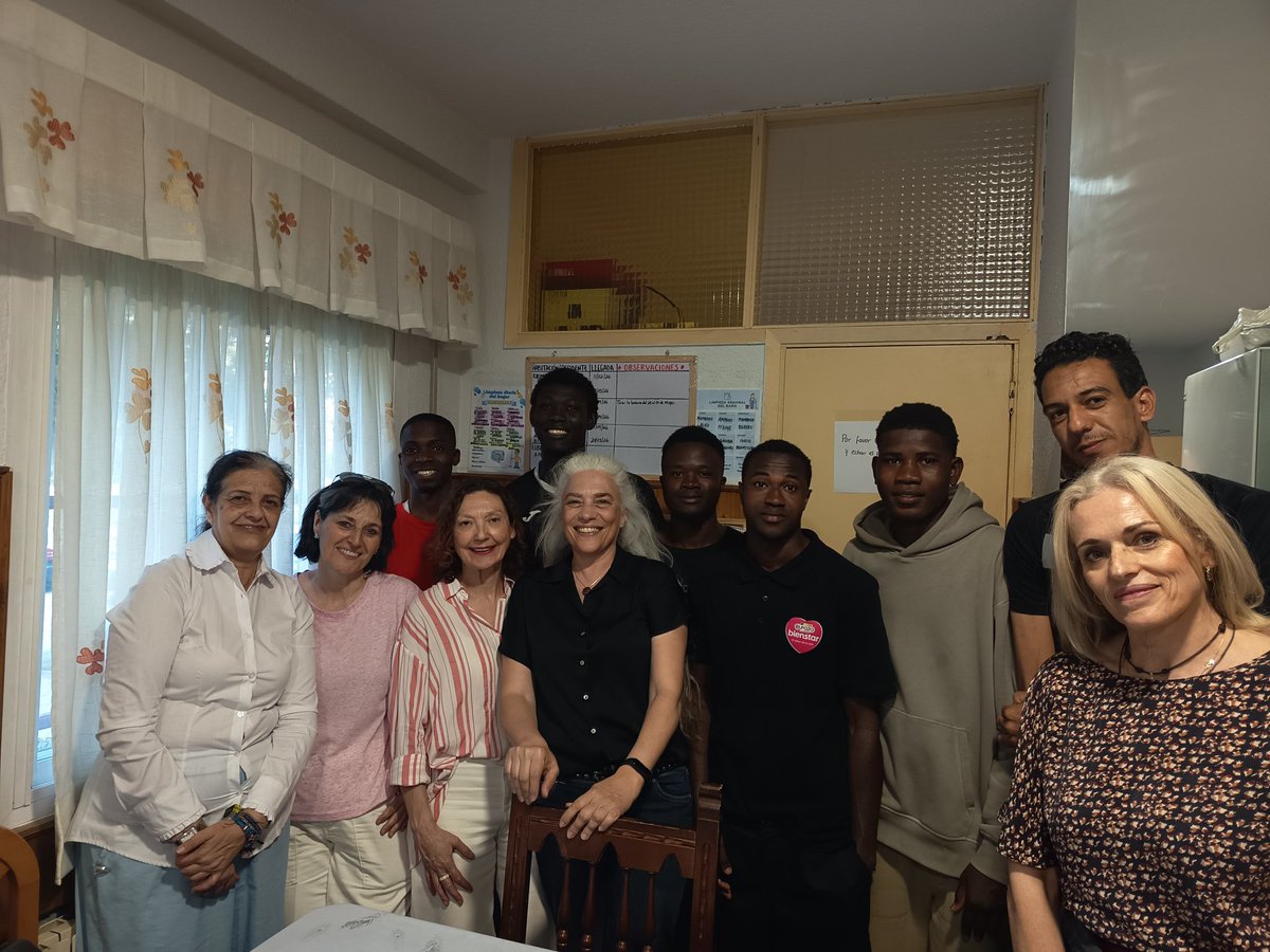 VillenaOSE's tweet photo. Visita al #HogarVillena de la junta directiva de la ONG lasaliana, Edificando.
Gracias por vuestra cercanía y vuestro apoyo económico a los proyectos de nuestra obra socioeducativa 
#SomosLaSalle https://t.co/fKq0n1bb9D