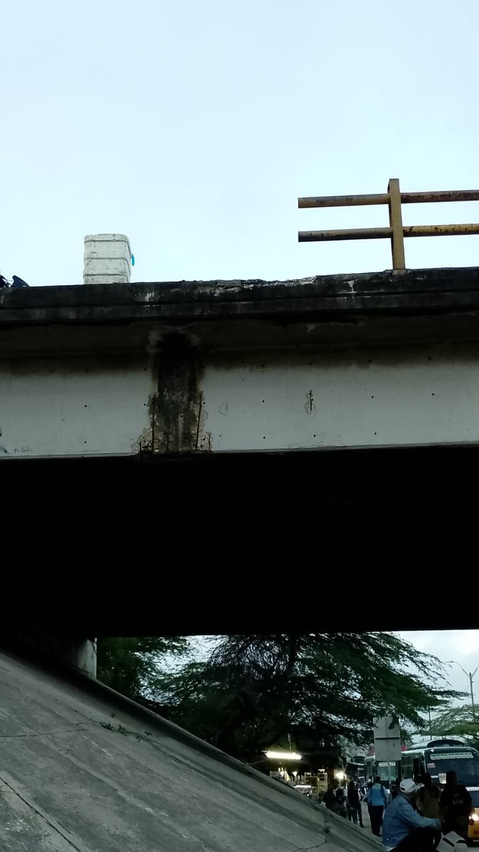 luchovoltios's tweet image. Por su grave estado de deterioro se cayó baranda del puente de La Cordialidad #Barranquilla