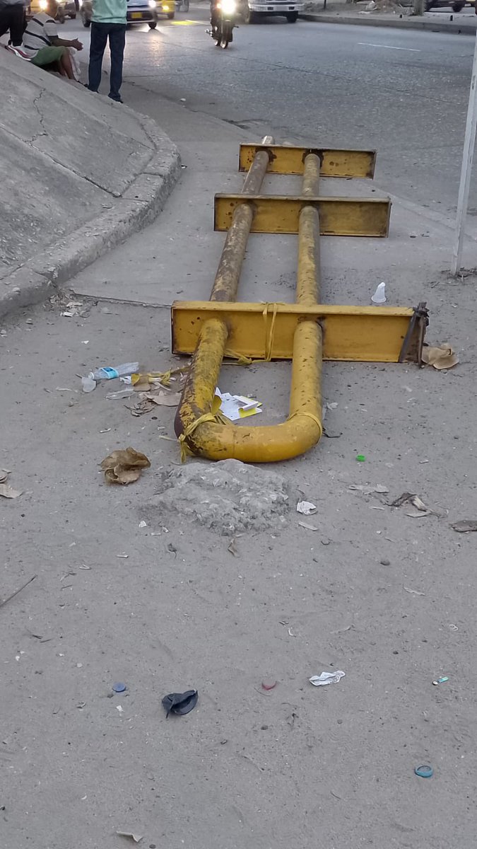 luchovoltios's tweet image. Por su grave estado de deterioro se cayó baranda del puente de La Cordialidad #Barranquilla