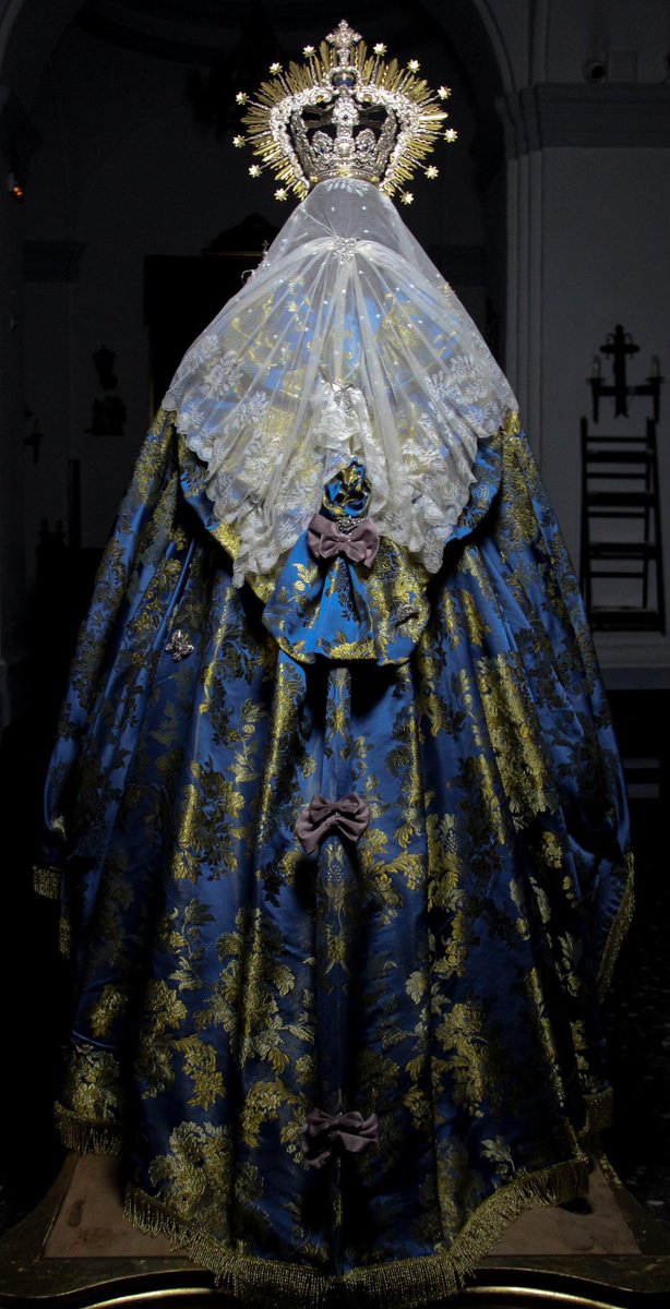 Hasta la espalda la llevas bonita Reina mía. 

#CofradiasMLG