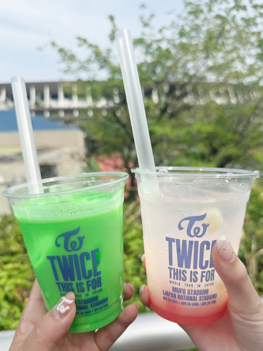 junho_pen0125's tweet image. TWICE国立競技場のFCくじブースがジュノが去年2月に東京体育館で開催したMidnight Sunのグッズ売場と同じ場所だったから懐かしかった〜✨✨
フードやドリンクも激混みだった😅
最近届いたデビル&amp;amp;天使PENPENも一緒に参戦👿👼
#ジュノ #JUNHO #이준호 
#TWICE #国立競技場