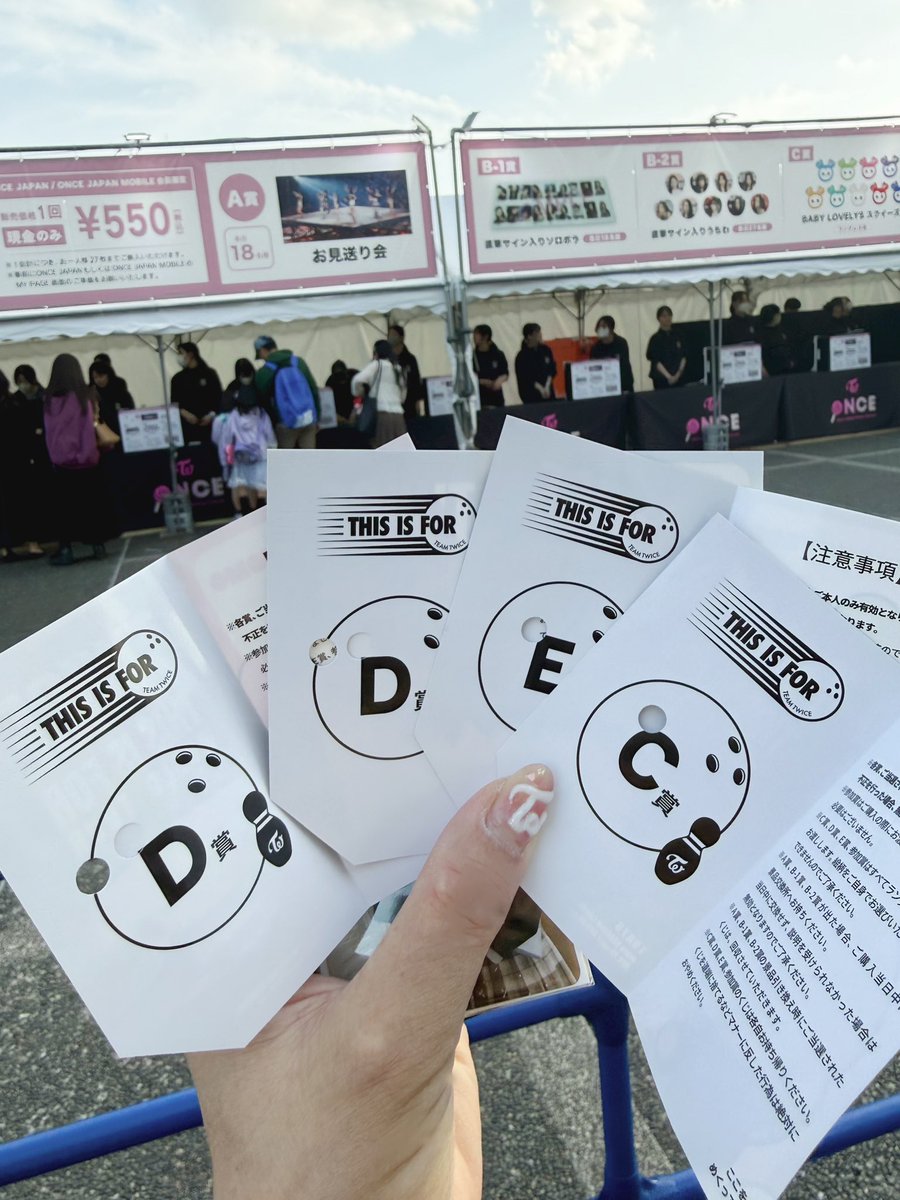 junho_pen0125's tweet image. TWICE国立競技場のFCくじブースがジュノが去年2月に東京体育館で開催したMidnight Sunのグッズ売場と同じ場所だったから懐かしかった〜✨✨
フードやドリンクも激混みだった😅
最近届いたデビル&amp;amp;天使PENPENも一緒に参戦👿👼
#ジュノ #JUNHO #이준호 
#TWICE #国立競技場