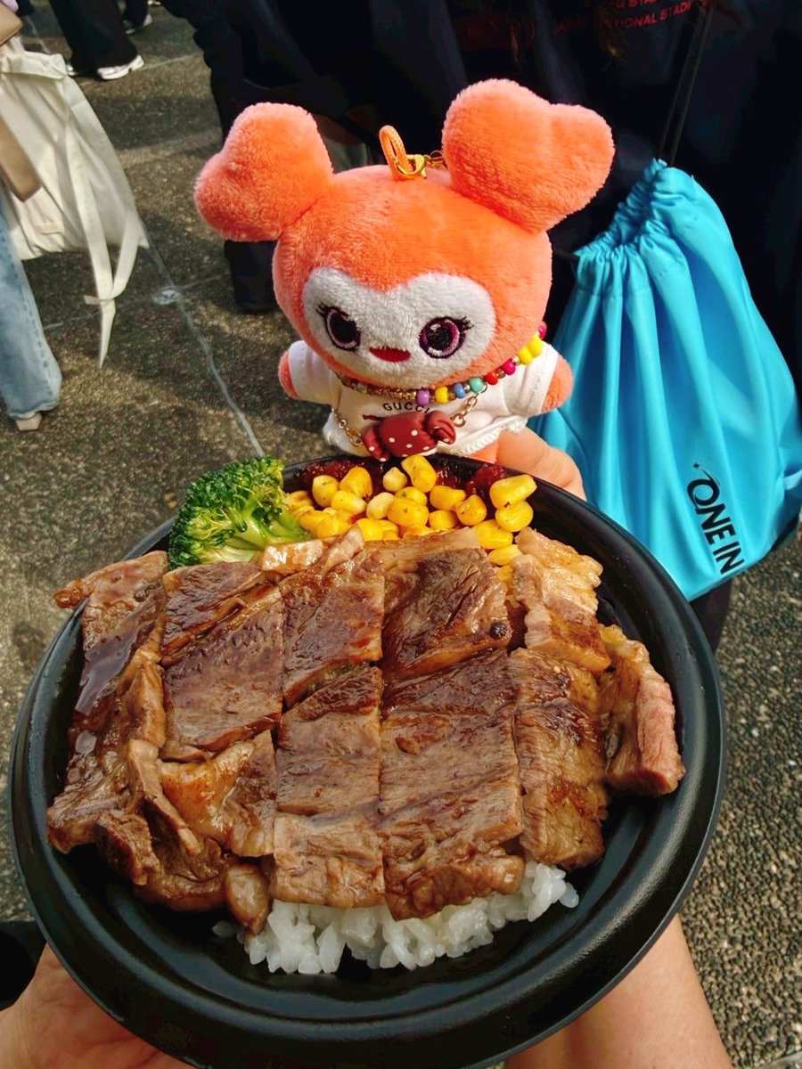 junho_pen0125's tweet image. TWICE国立競技場のFCくじブースがジュノが去年2月に東京体育館で開催したMidnight Sunのグッズ売場と同じ場所だったから懐かしかった〜✨✨
フードやドリンクも激混みだった😅
最近届いたデビル&amp;amp;天使PENPENも一緒に参戦👿👼
#ジュノ #JUNHO #이준호 
#TWICE #国立競技場