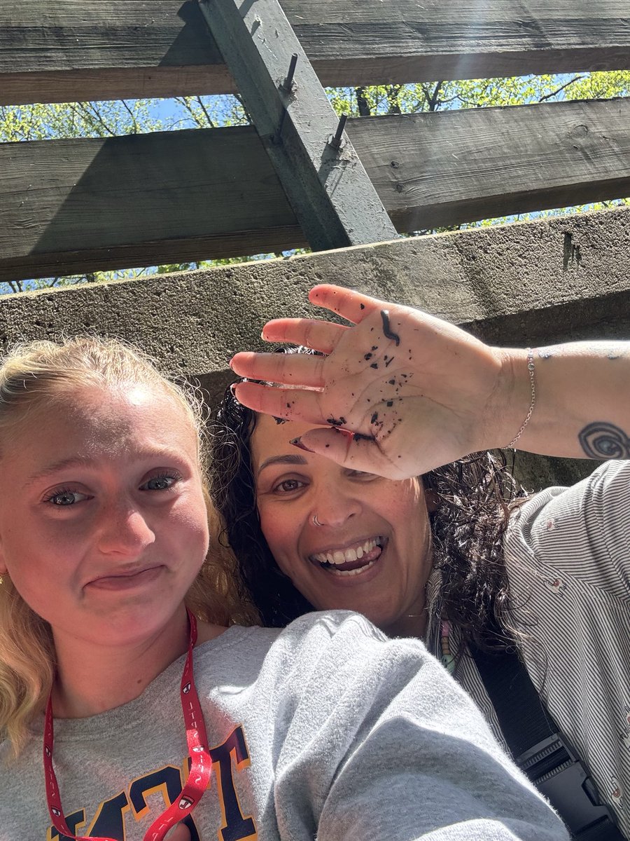 MrsGutierrezBF's tweet photo. Nothing like sharing the leech love with my TCNJ students #EarthWeek #StreamStomp @bfes_ltps @TCNJSchoolofEd https://t.co/kvBJECo03F