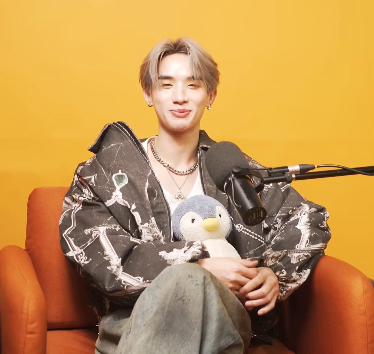 Face: ☺️🫶￼￼🥰😊
Look: 🖤⛓️😎🆒
What he’s holding: 🐧🧸🎀

#hongshihoshi