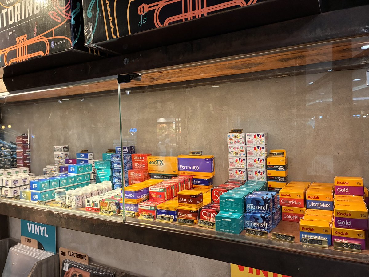 コーヒーショップでなぜか多彩なフォーマット&amp;銘柄のフィルムを販売してる。お値段は残念ながら日本国内とほぼ同額なのでスルー