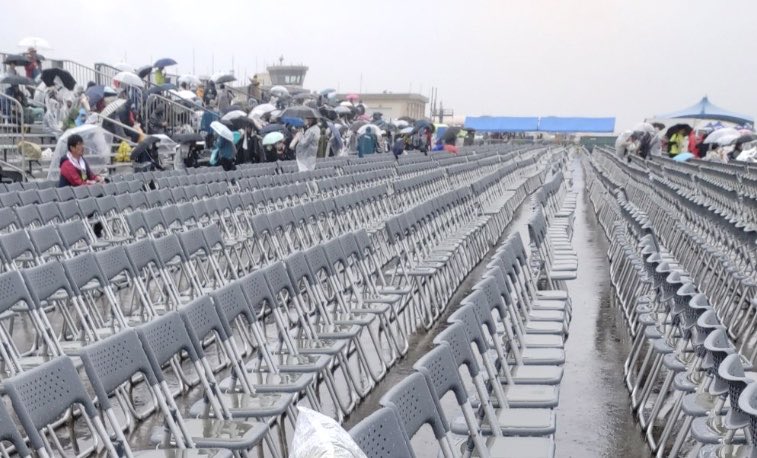 meru_oshi_'s tweet image. こんな展示飛行が見たいのです…
#F35B ホバリングモード
#オスプレイ

3年前の悪夢…コロナ禍明けての岩国フレンドシップデーと同様、土砂降りになっちゃうのかな…終日雨でガラガラの有料観覧席

岩国基地　フレンドシップデーは5月5日開催なら晴天だけど他の日にズレると悪天候あるある再び…