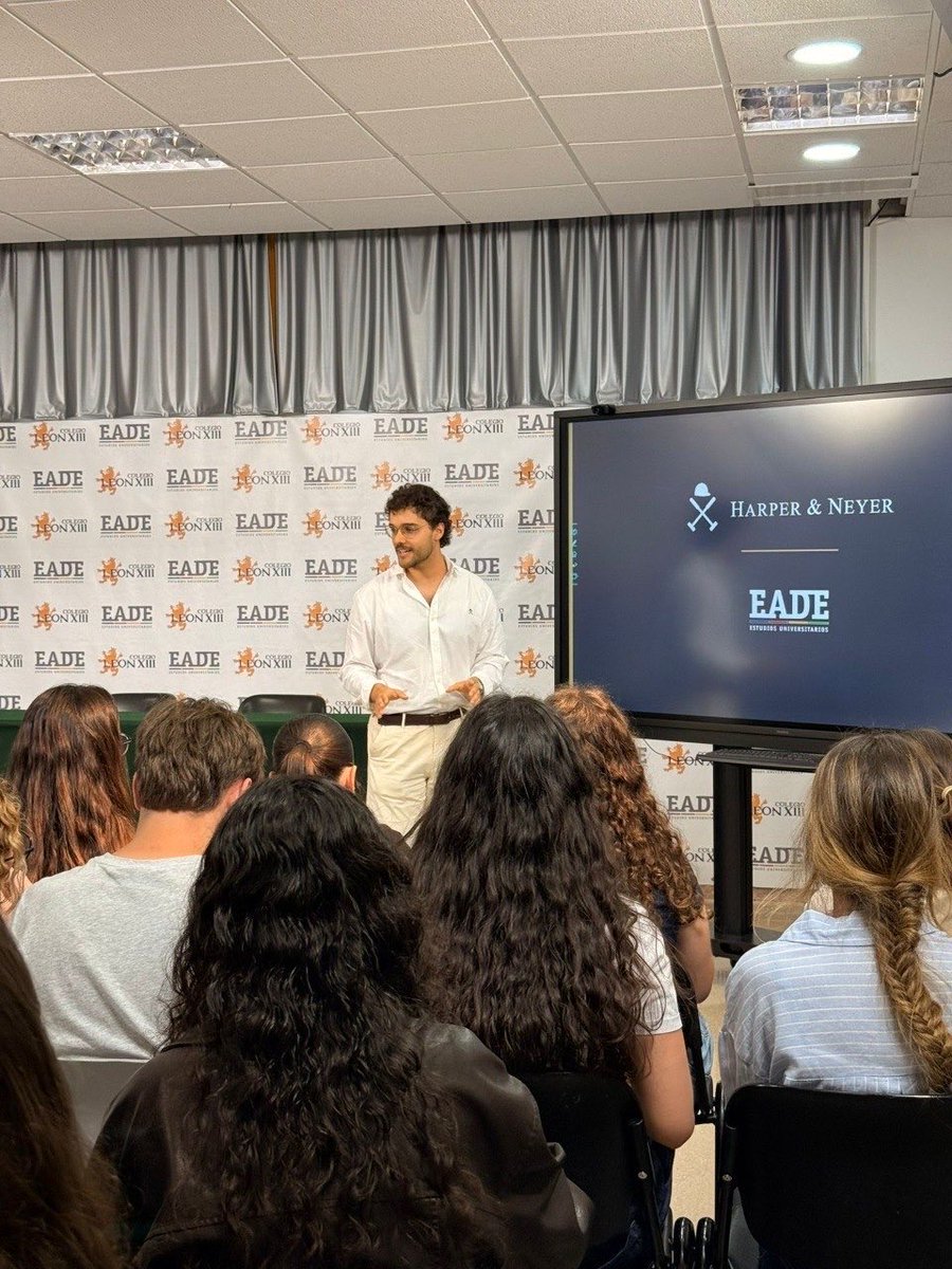 EadeUniversidad's tweet photo. Ayer recibimos la visita de la firma de moda Harper &amp;  Neyer, dentro del acuerdo de colaboración que hemos firmado recientemente. 
Compartieron su forma de trabajar y presentaron oportunidades de prácticas en distintos departamentos, Diseño Gráfico, Interiores, Moda y Admon. https://t.co/xhIGOEP6pH
