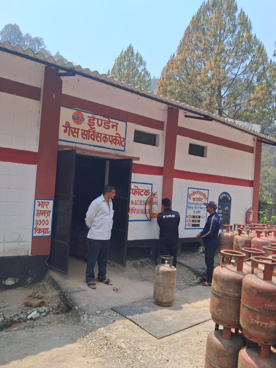 PoliceBageshwar's tweet image. 📷 सुरक्षा के लिए बागेश्वर पुलिस मुस्तैद!
फायर टीम ने कपकोट में गैस गोदाम का निरीक्षण कर सुरक्षा मानक चेक किए। साथ ही सड़कों से गिरे पेड़ हटाकर यातायात सुचारु किया।
#BageshwarPolice #FireService #Safety