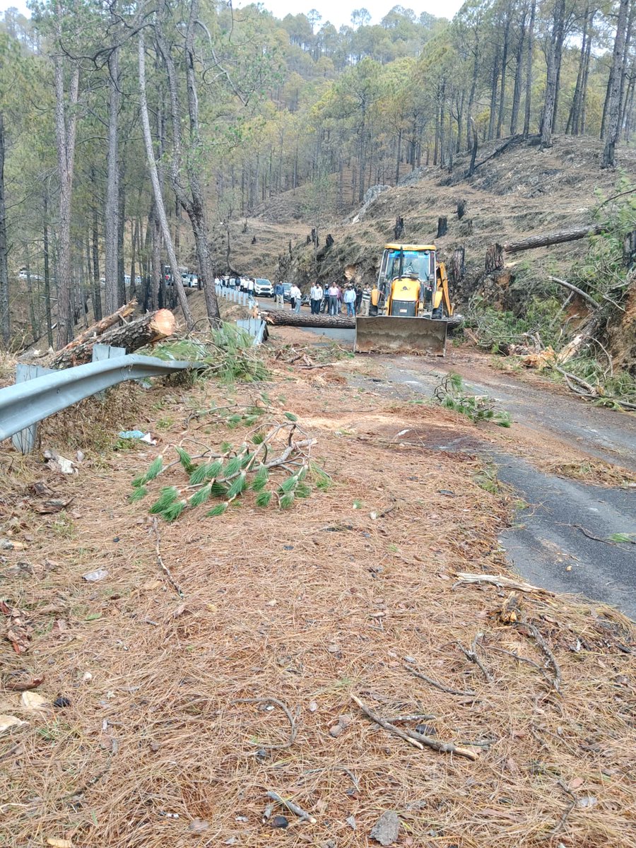 PoliceBageshwar's tweet image. 📷 सुरक्षा के लिए बागेश्वर पुलिस मुस्तैद!
फायर टीम ने कपकोट में गैस गोदाम का निरीक्षण कर सुरक्षा मानक चेक किए। साथ ही सड़कों से गिरे पेड़ हटाकर यातायात सुचारु किया।
#BageshwarPolice #FireService #Safety