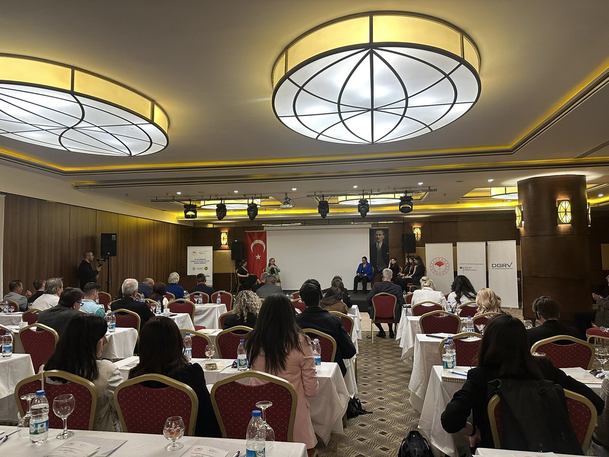 faoturkiye's tweet photo. FAO Türkiye Temsilci Yardımcısı Ayşegül Selışık, T.C. Tarım ve Orman Bakanl ile Alman Tarım, Gıda ve Yurt Federal Bakanlığı iş birliğinde; HAY-KOOP, KÖY-KOOP ve Alman Kooperatifleri Konfederasyonu (DGRV) Türkiye Temsilciliği tarafından düzenlenen “Türkiye’de Tarımsal Amaçlı Kooperatiflerde Kadınların ve Gençlerin Güçlendirilmesi” toplantısına katıldı.

Toplantıda, kadınların tarımsal üretimdeki kritik rolüne rağmen kaynaklara ve karar alma süreçlerine erişimde yaşanan eşitsizlikler ile gençlerin tarımdan uzaklaşması ele alındı. Kooperatiflerin kapsayıcı, pazara entegre ve sürdürülebilir iş modelleriyle güçlendirilmesinin; kadınların ve gençlerin ekonomik hayata katılımını artırmada ve kırsal kalkınmayı hızlandırmada kilit rol oynadığı vurgulandı. @TCTarim @_Genossenschaft #almanyatarımgıdaveyurtbakanlığı @koykooporg