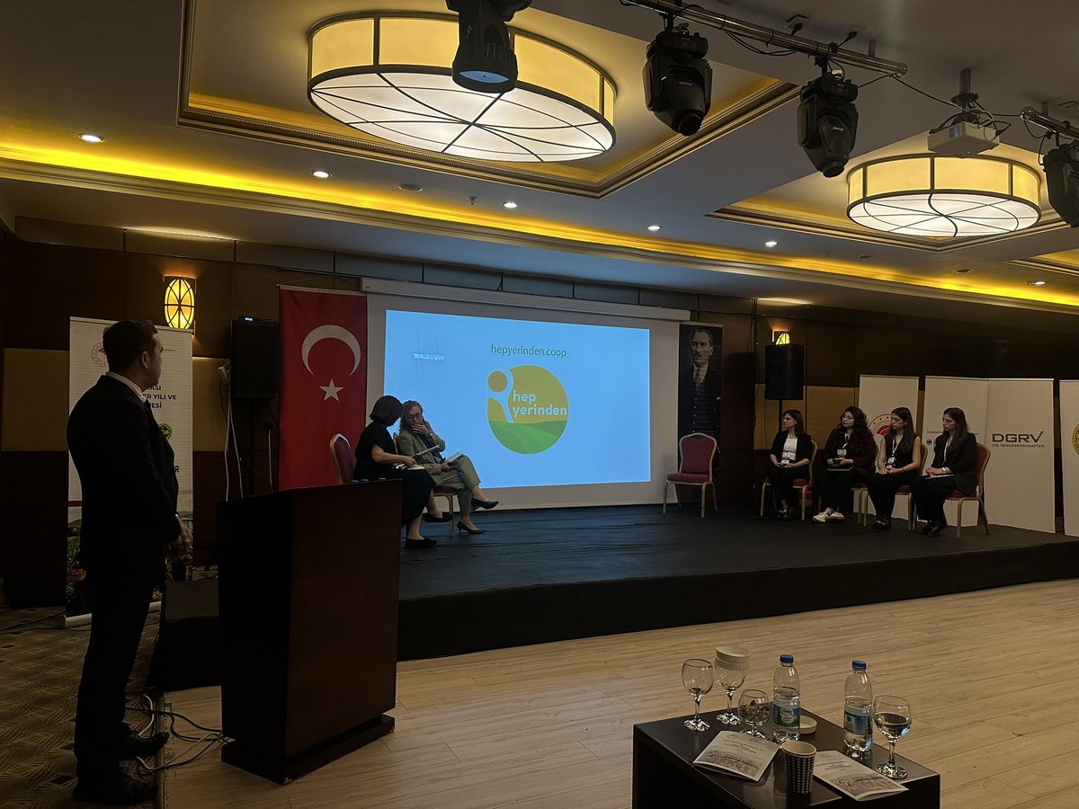 faoturkiye's tweet photo. FAO Türkiye Temsilci Yardımcısı Ayşegül Selışık, T.C. Tarım ve Orman Bakanl ile Alman Tarım, Gıda ve Yurt Federal Bakanlığı iş birliğinde; HAY-KOOP, KÖY-KOOP ve Alman Kooperatifleri Konfederasyonu (DGRV) Türkiye Temsilciliği tarafından düzenlenen “Türkiye’de Tarımsal Amaçlı Kooperatiflerde Kadınların ve Gençlerin Güçlendirilmesi” toplantısına katıldı.

Toplantıda, kadınların tarımsal üretimdeki kritik rolüne rağmen kaynaklara ve karar alma süreçlerine erişimde yaşanan eşitsizlikler ile gençlerin tarımdan uzaklaşması ele alındı. Kooperatiflerin kapsayıcı, pazara entegre ve sürdürülebilir iş modelleriyle güçlendirilmesinin; kadınların ve gençlerin ekonomik hayata katılımını artırmada ve kırsal kalkınmayı hızlandırmada kilit rol oynadığı vurgulandı. @TCTarim @_Genossenschaft #almanyatarımgıdaveyurtbakanlığı @koykooporg