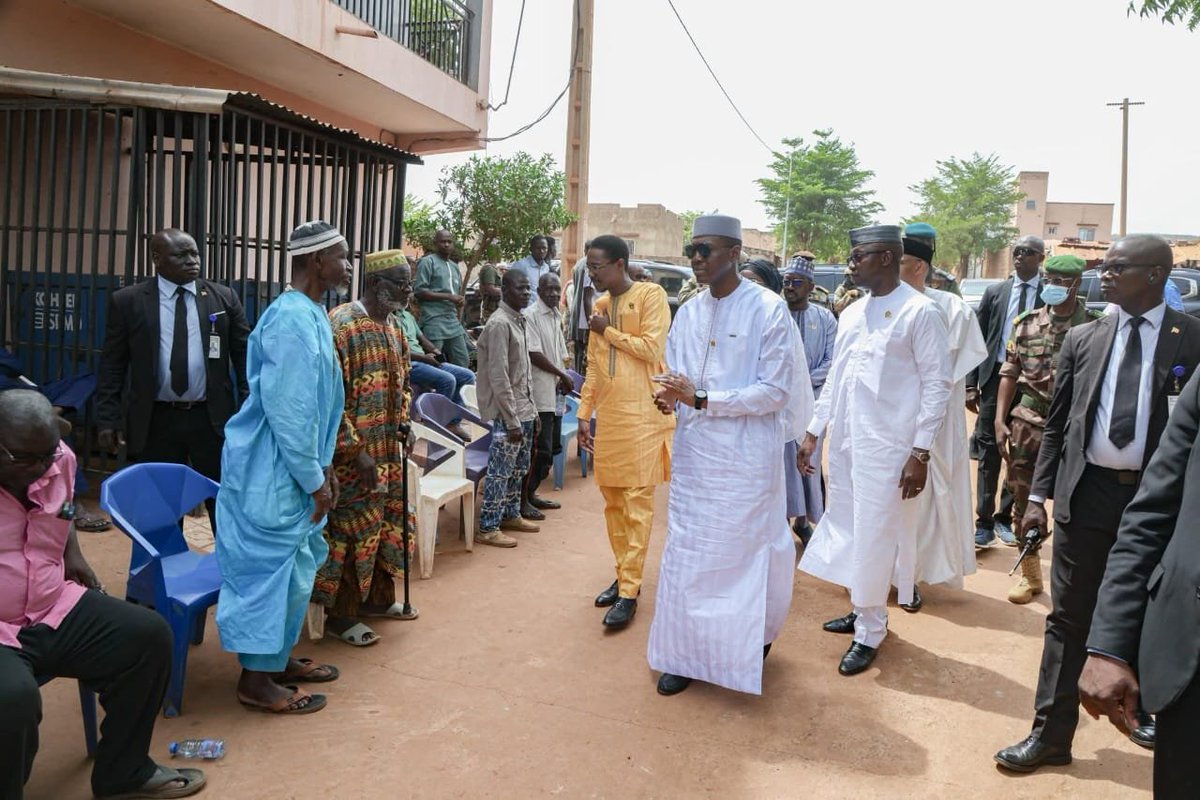 Linfodrome's tweet image. Le Premier ministre Abdoulaye Maïga et le Président du Conseil National de Transition, Malick Diaw, ont présenté leurs condoléances à la famille du défunt Général Sadio Camara à Kati, tué lors d'une attaque terroriste le 25 avril 2026.

#Linfodrome