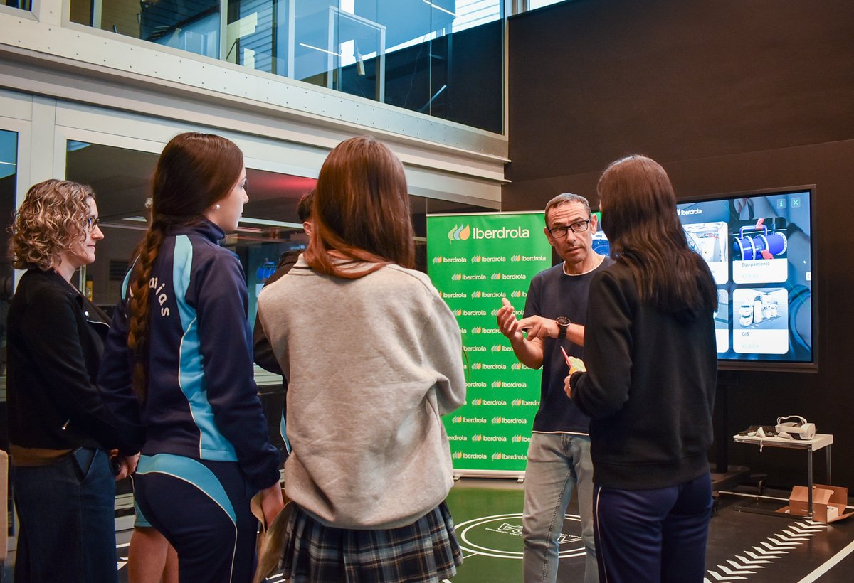FEMPAlicante's tweet image. ⚡ #FEMPA e @iberdrola  impulsan en 2026 el Taller de Seguridad Eléctrica con Realidad Virtual

Una experiencia en la que ya han participado cerca de un centenar de personas 🚀

Más información: fempa.es/noticias/actua…

#SeguridadIndustrial #RealidadVirtual #TalentoJoven