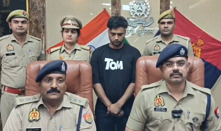 bstvlive's tweet image. मेरठ: अवैध पिस्टल, तमंचों के साथ तस्कर गिरफ्तार

➡तस्कर के पास से हथियारों का जखीरा बरामद
➡तस्कर मुजम्मिल से 7 तमंचे, एक पिस्टल बरामद
➡37 से अधिक तमंचे,पिस्टल के कारतूस भी बरामद
➡मवाना पुलिस को चेकिंग के दौरान मिली सफलता 

#Meerut #PoliceAction #UttarPradesh @meerutpolice