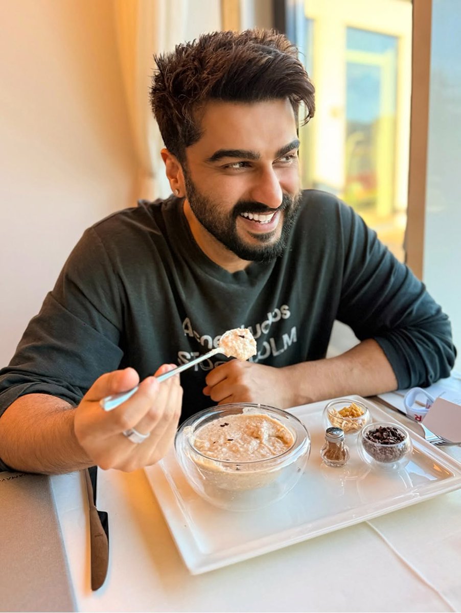 bombaytimes's tweet image. #ArjunKapoor shared dreamy snippets from #Austria, featuring lakeside views, indulgent food, happy moments and serene travel vibes 📷

#BollywoodNews #BollywoodUpdates #EntertainmentNews