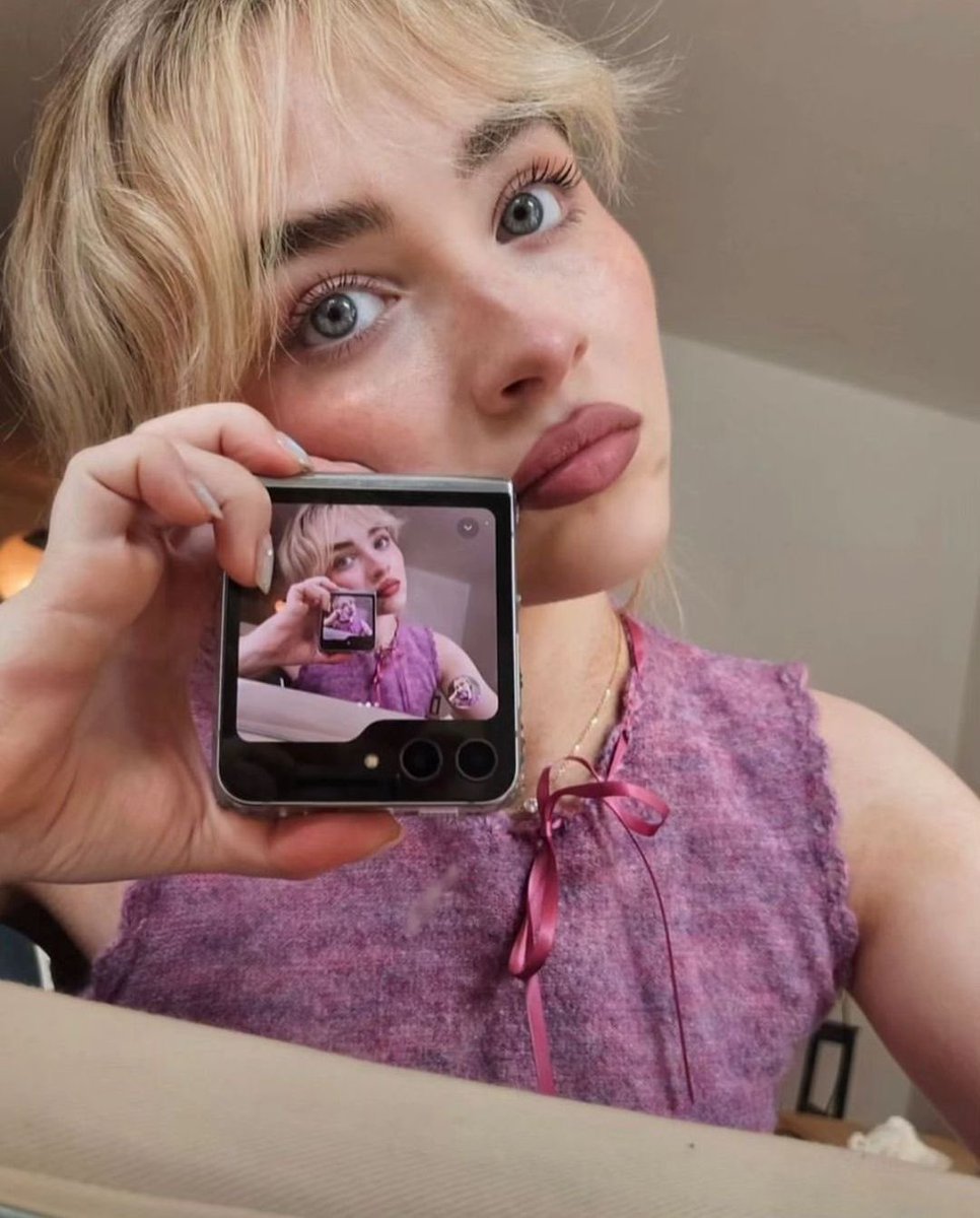 sweet4sabrinaa's tweet photo. ok but her samsung era was lowkey so iconic https://t.co/e5ql5d8xs7