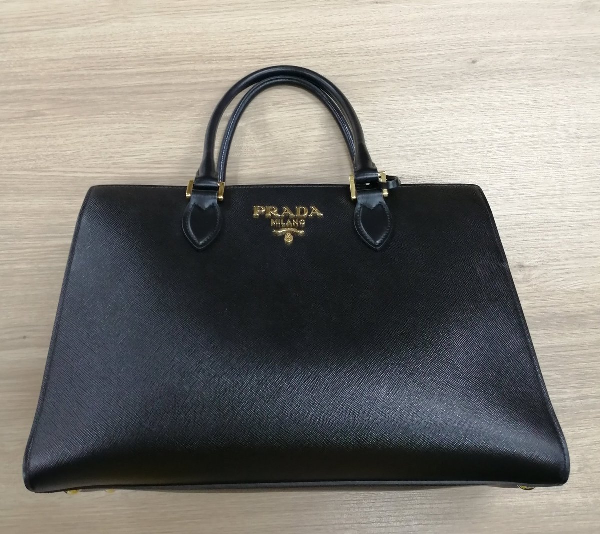 modeoff_narimas's tweet photo. 本日入荷致しました。
ブランドアイテム多数入荷しております！
#古着 #PRADA #モードオフ https://t.co/a1nCQnETS2