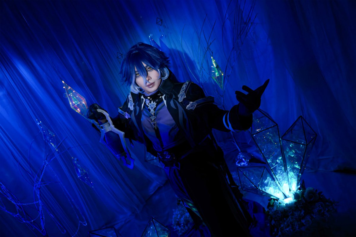 Chambaracosplay's tweet photo. 暗闇は怖いですか？

[Photosession]
📷: @xixter.cos
@kinokostudio_ 

#cosplay #flins #KyryllChudomirovichFlins #genshin #genshinimpact #genshinimpactcosplay #フリンズ #菲林斯 #原神 #chambaracosplay https://t.co/DBrmOcIdOH