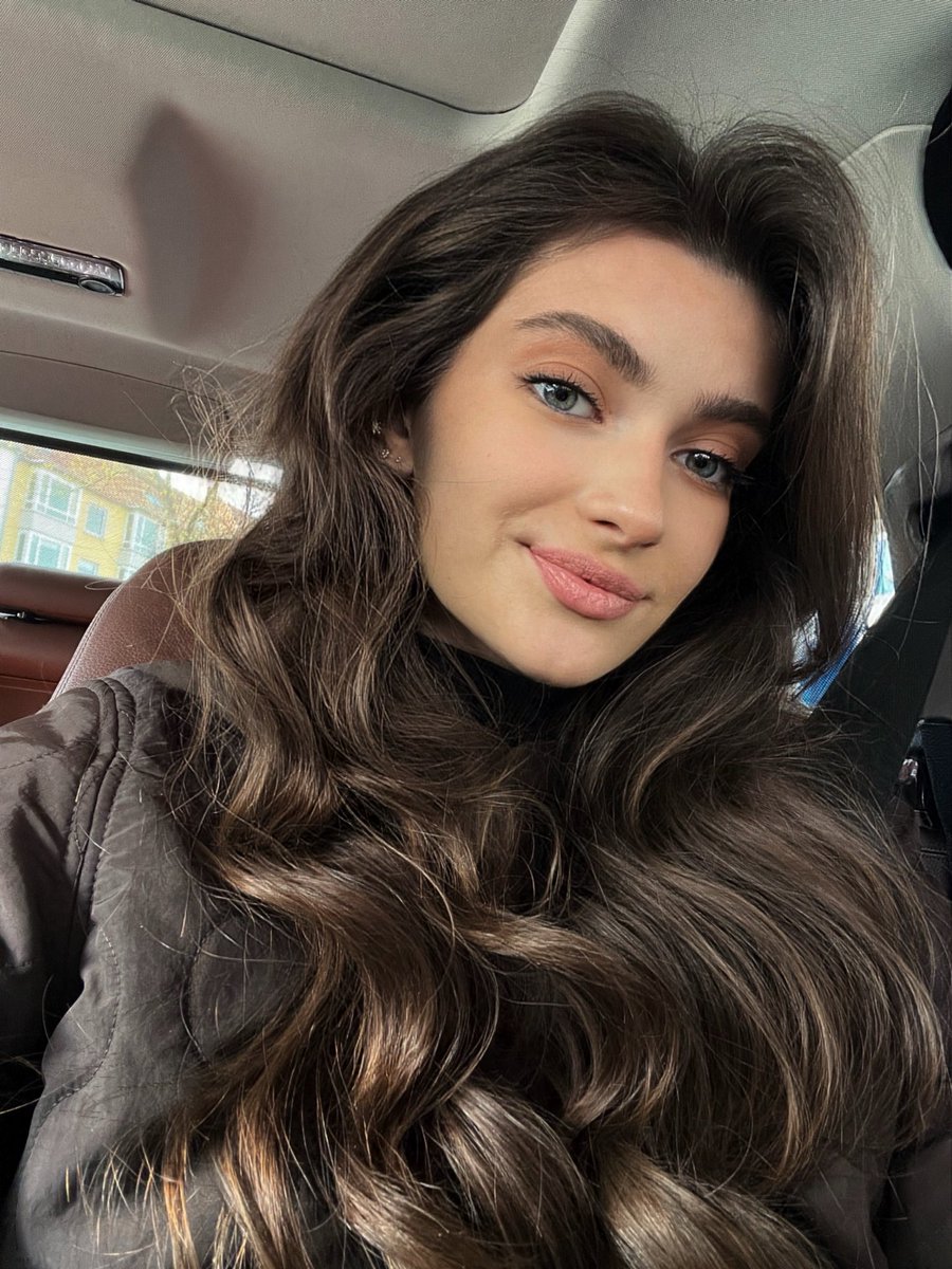 Victoria🦦 tweet media