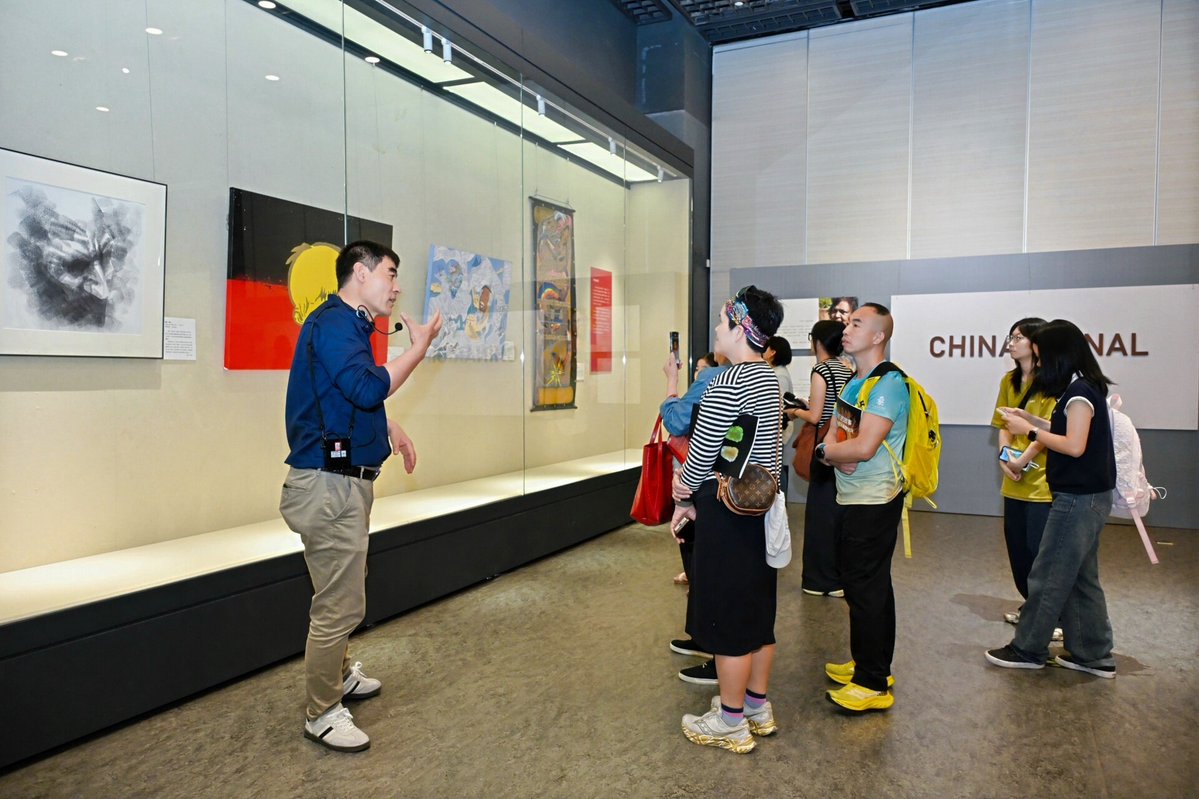 thisisGBA's tweet image. #Culture | On Apr 26, an #exhibition on Chinese Australian stories opened at #Guangzhou Library, running through May 28 with free admission. Featuring "Our Story" and "Shared Roots," it traces the journeys of #Guangdong emigrants to #Australia since the 19th century. ✨

More