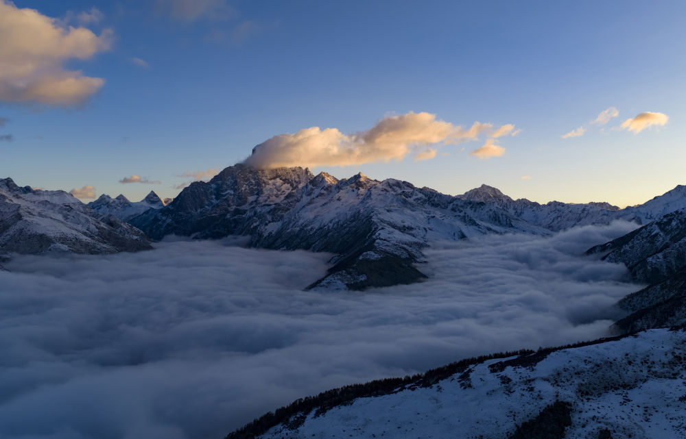 DailyBeijing's tweet image. 四姑娘山正式授牌！我国再多一个世界地质公园
Big news! Mt. Siguniang Geopark in #China's Sichuan province was officially awarded the #UNESCO Global Geopark certificate on the evening of Apr. 27 (Beijing time).