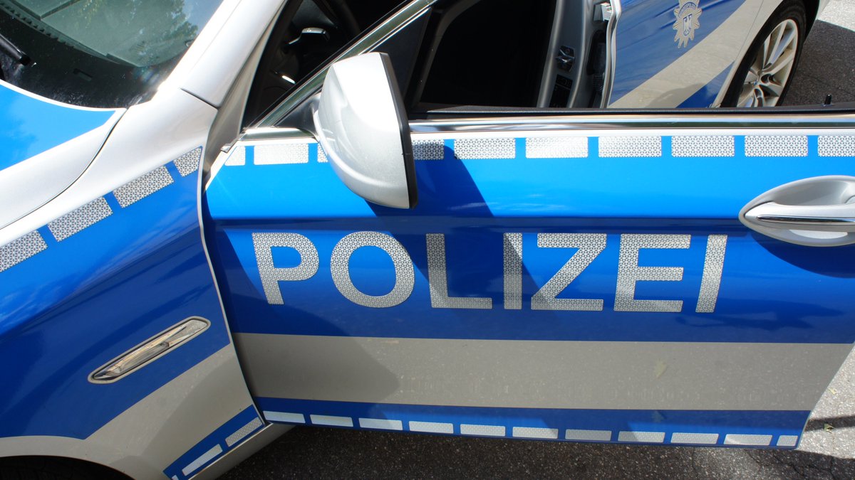 bpol_by's tweet image. Am Bahnhof #Rosenheim soll am Sonntag (26. April) ein Betrunkener eine junge Frau sexuell belästigt haben. Er wurde von der #Bundespolizei festgenommen. Der 46-jährige Ungar war schon Tage zuvor in #München wegen einer offenkundigen exhibitionistischen Handlung aufgefallen. *RO