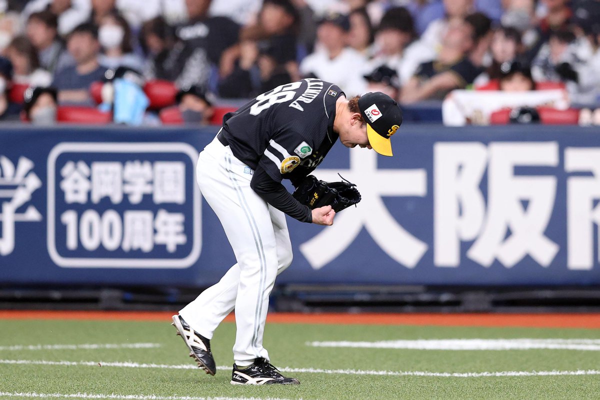 takafullc2's tweet photo. 1死満塁のピンチを併殺で切り抜け、魂のガッツポーズを見せる木村光投手！！！！

#sbhawks #鷹フル https://t.co/mGBapxXdmz