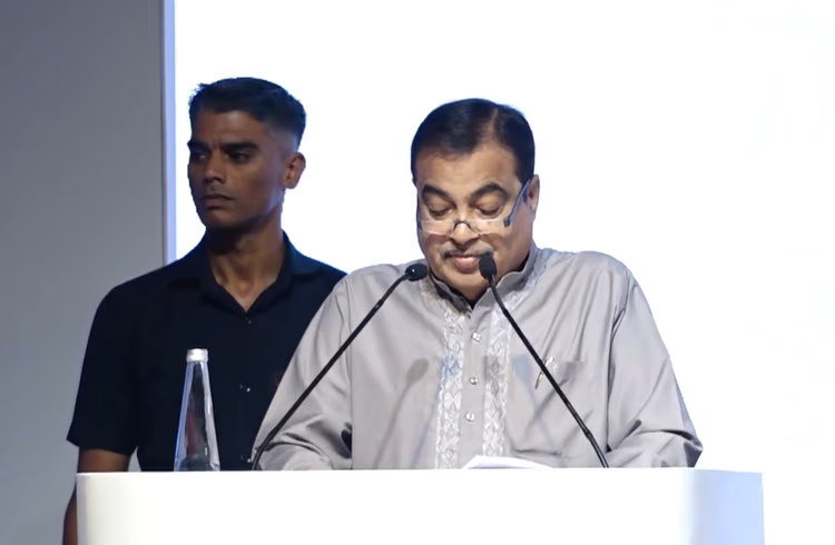 PluginJourneys's tweet image. 🚨#MoRTH Minister #NitinGadkari just dropped a massive statement at the Busworld Conclave 2026:
"There is no future for diesel &amp;amp; petrol engines."
Urging a rapid shift to clean alternatives to slash India's import dependency
Heavy focus on hydrogen &amp;amp; EV's
 #GreenMobility #AutoNews