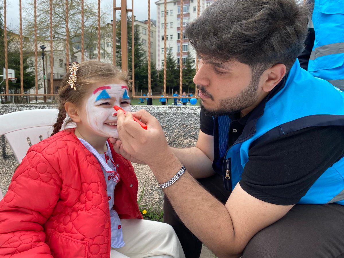 TrabzonKYGM's tweet photo. Minik kalplerin 23 Nisan coşkusuna ortak olduk! 🎈

Tonya Yurdu öğrencilerimiz; anaokulunda yüz boyama ve oyunlar ile çocukların neşesine neşe kattı. 💙✨ https://t.co/jcL0MB6Tyo