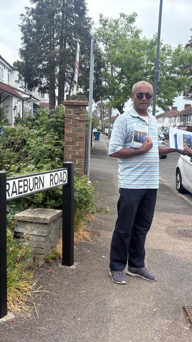 sritharan4's tweet photo. Busy day, but still made time to deliver leaflets in Edgware Ward.
Every doorstep counts. Let’s keep Harrow Council under Conservative control.
@harrow_bob 
@kuha4harrow 
@HEConservatives @Edgwareconservatives https://t.co/LcZxJ4yk0O