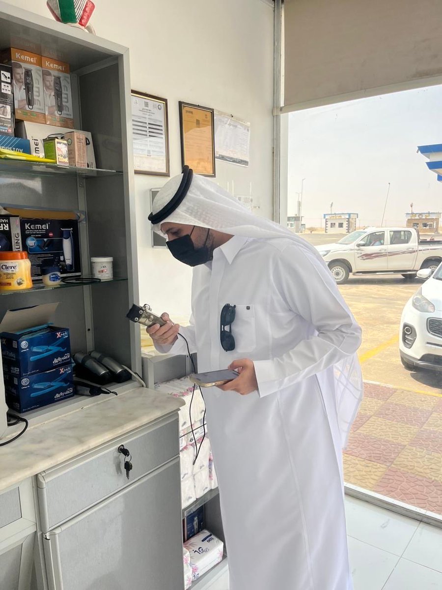 baladiahallith's tweet photo. #بلدية_الليث | 📸 
تواصل الفرق الرقابية جولاتها على المحلات التجارية 
والمنشـآت الغذائية ، للتأكـد مـن امتثالها وتطبيقها 
كـافـة الاشتراطـات الصحيـة والتحقق مـن سـلامـة 
الأغذية المقدمة ..
   ( 📍الميقات  ) 
@JeddahAmanah 
#الليث https://t.co/4UmJrzcoqu