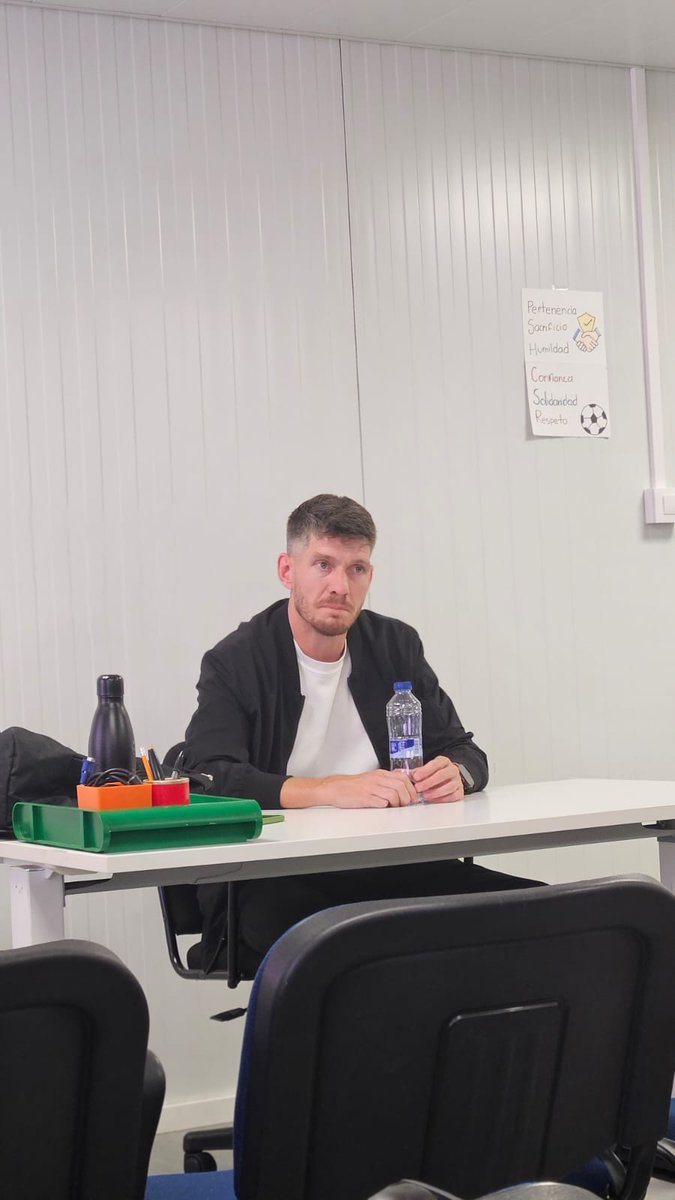 EntrenadoRffm's tweet photo. El curso UEFA 🅰️ de Cotorruelo continúa su actividad con las clases presenciales del profesor @frangarr26 y la realización en el aula de diversas dinámicas prácticas de manera individual y grupal. https://t.co/PpRkWTARjP